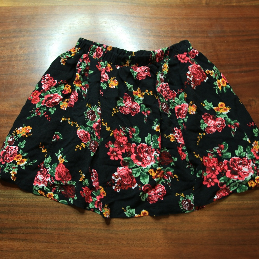 KIRRA MINI SKIRT BLACK W/FLORAL PATTERN M